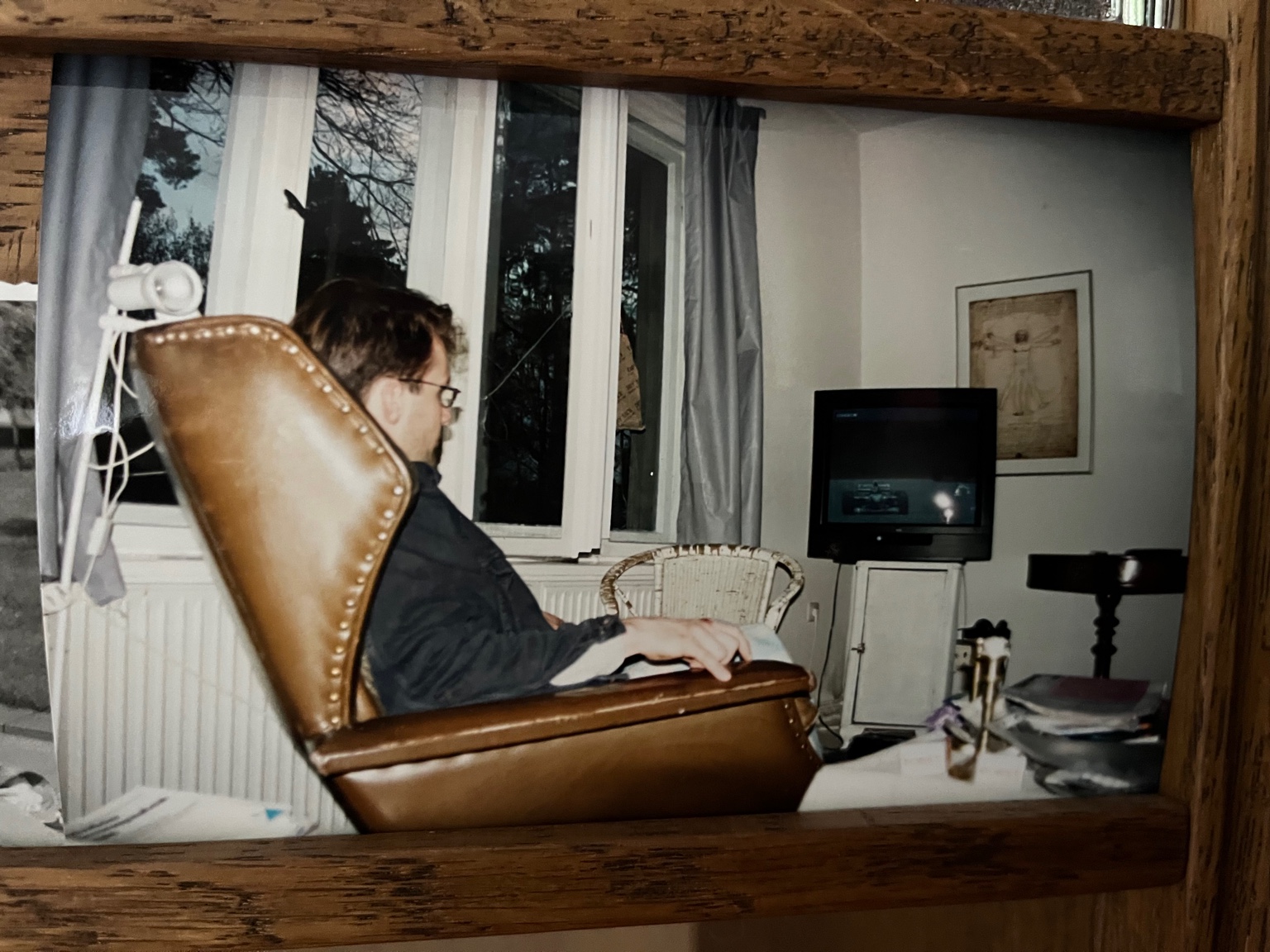 Peter im Sessel vor TV